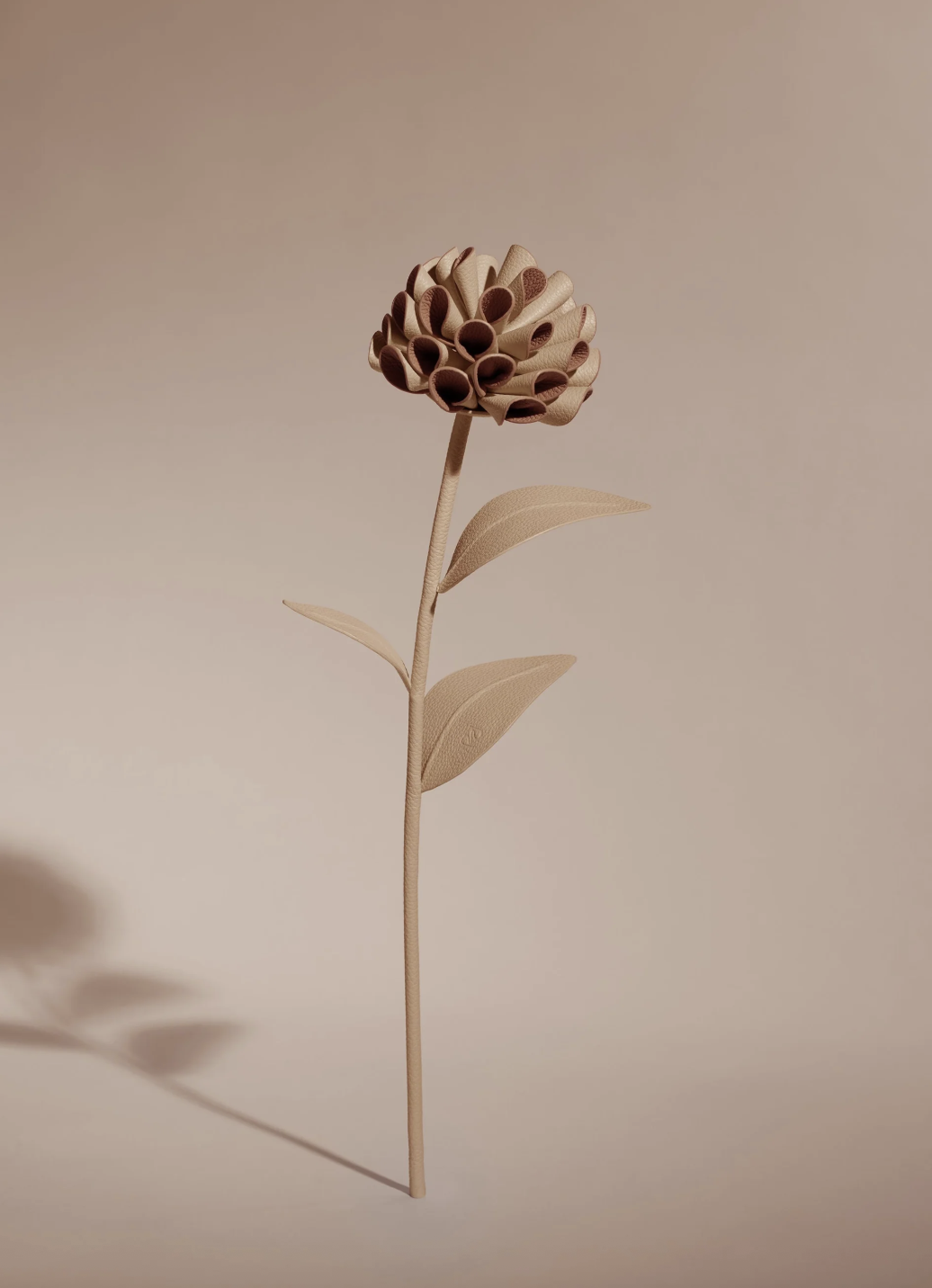 Vergiss den klassischen Strauß vom Floristen! Dieses Jahr schenken wir Blumen, die für immer halten – und zwar in Form von feinster Handwerkskunst. Die "Dalium" von Polène ist eine skulpturale Lederblume im sanften Beigeton, die jedes Outfit oder die Lieblings-Bag sofort in ein modisches Statement verwandelt. Handgefertigt in Spanien, verkörpert sie die minimalistische Ästhetik des Pariser Trend-Labels perfekt. Das ideale Geschenk für Mamas mit einem Auge für besonderes Design.