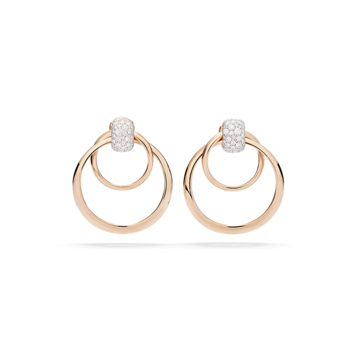 Wer seiner Mutter zum Ehrentag etwas wirklich Bleibendes schenken möchte, setzt auf Pomellato. Die Ohrringe aus der "Pomellato Together"-Kollektion symbolisieren mit ihren ineinander verschlungenen Ringen aus warmem Roségold und funkelnden Diamanten die unzertrennliche Verbindung zwischen zwei Menschen. Sie sind das ultimative Understatement-Piece: elegant genug für den Abend, aber so zeitlos, dass sie zum täglichen Signature-Look werden. Ein Schmuckstück, das sagt: "Danke, dass du immer an meiner Seite bist."