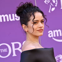 Beauty Crush! Rosalías "Curly Updo" ist wie gemacht für den Sommer 2026