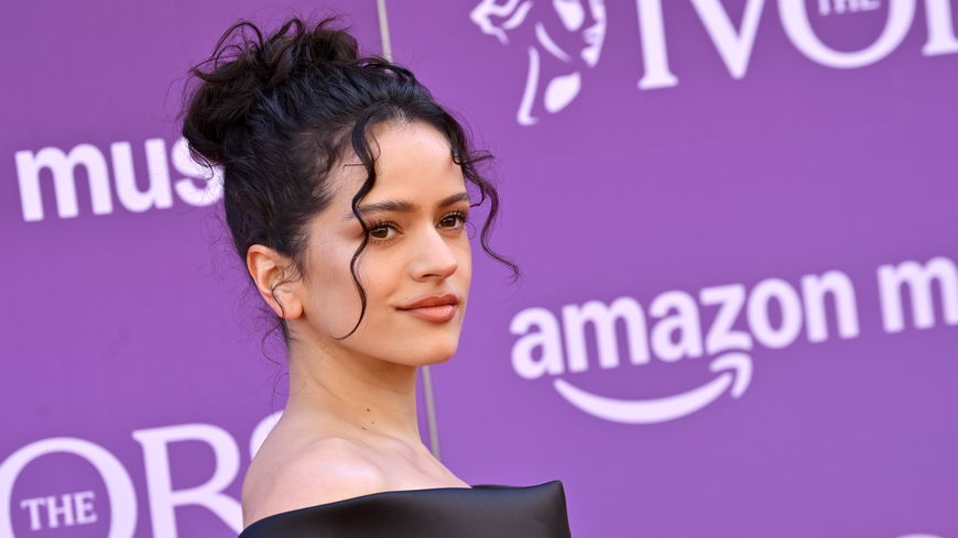 Beauty Crush! Rosalías "Curly Updo" ist wie gemacht für den Sommer 2026
