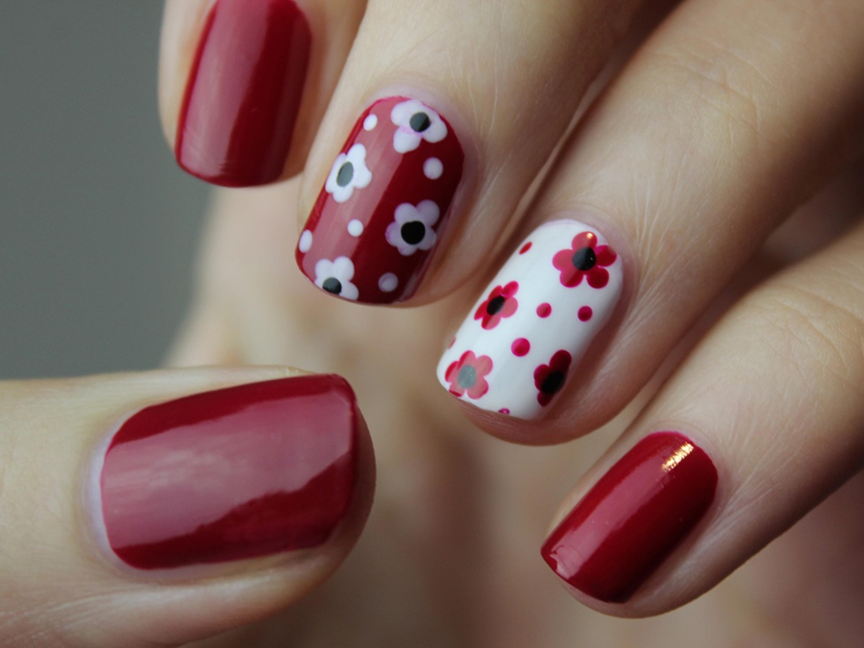 Nägel mit rotem Nagellack und verspieltem Design