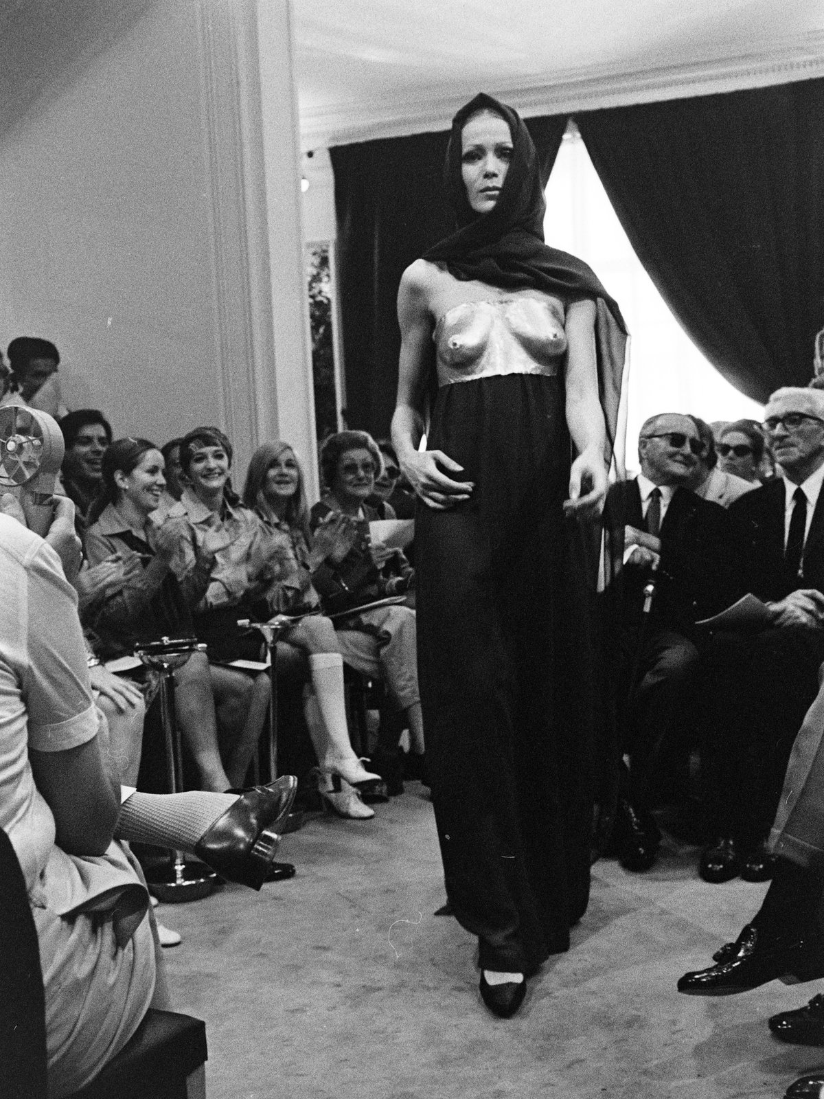 Hailey Bieber sieht in ihrer Saint Laurent-Robe wie eine griechische Göttin aus