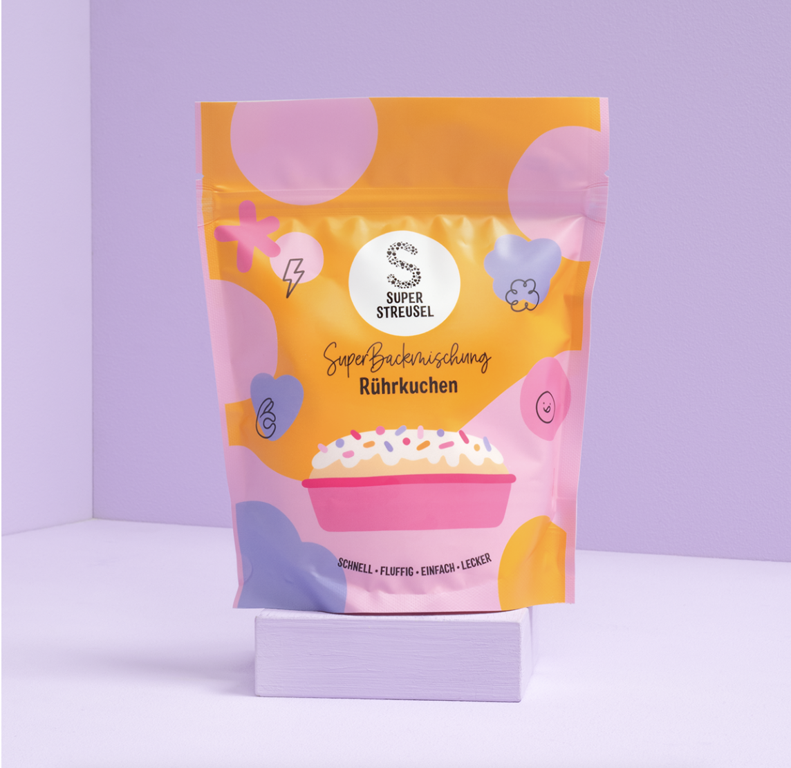 Unser absoluter Liebling im Mai! Wer träumt nicht vom perfekten Kuchen, der garantiert gelingt? Mit dieser Backmischung von Superstreusel zaubert ihr im Handumdrehen einen herrlich saftigen und fluffigen Rührteig – ideal abgestimmt auf klassische Kasten- oder Springformen. Das Beste daran: Die in Deutschland hergestellte Basis kommt ganz ohne künstliche Farbstoffe oder Konservierungsmittel aus. Sie schmeckt pur fantastisch, dient aber gleichzeitig als ideale Leinwand für kreative Deko-Ideen. Schnelle Zubereitung, gelingsicher und unendlich wandelbar. Ein echtes Must-have für die Backstube!