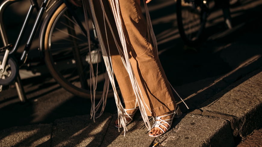 Sommer aus dem Schuhkarton: In keiner Farbe sind Sandalen 2026 so angesagt wie in dieser