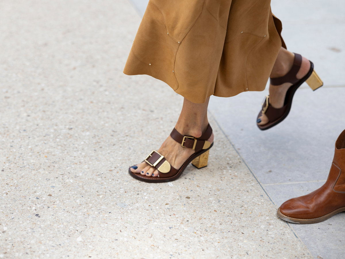 Outfits 2026: Braune Sandalen tragen jetzt wirklich alle – die 3 schönsten Modelle