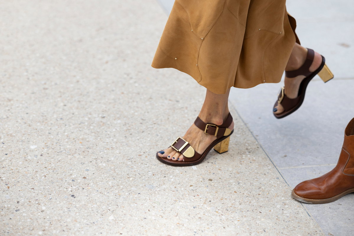 Outfits 2026: Braune Sandalen tragen jetzt wirklich alle – die 3 schönsten Modelle