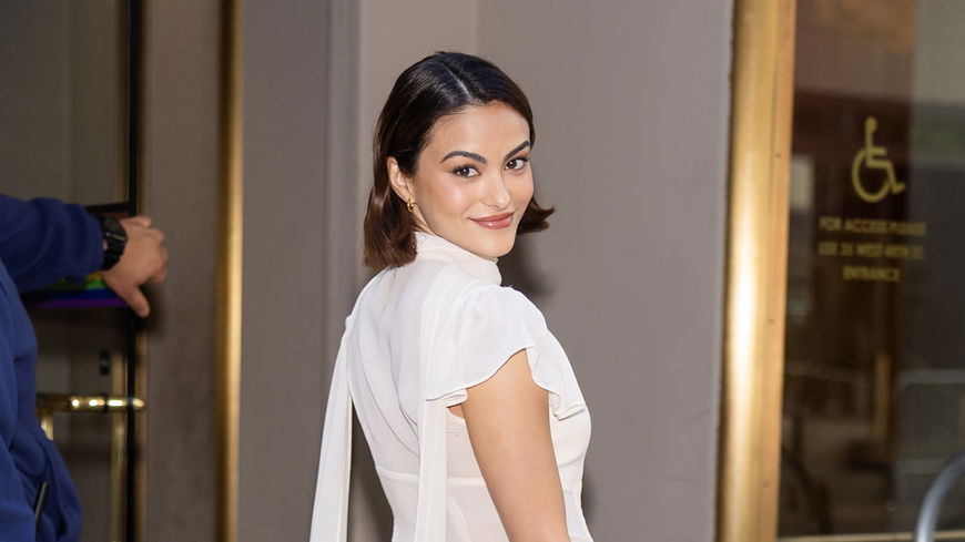 Camila Mendes setzt auf diese DeMellier-Bag und liefert die passende Outfit-Inspo