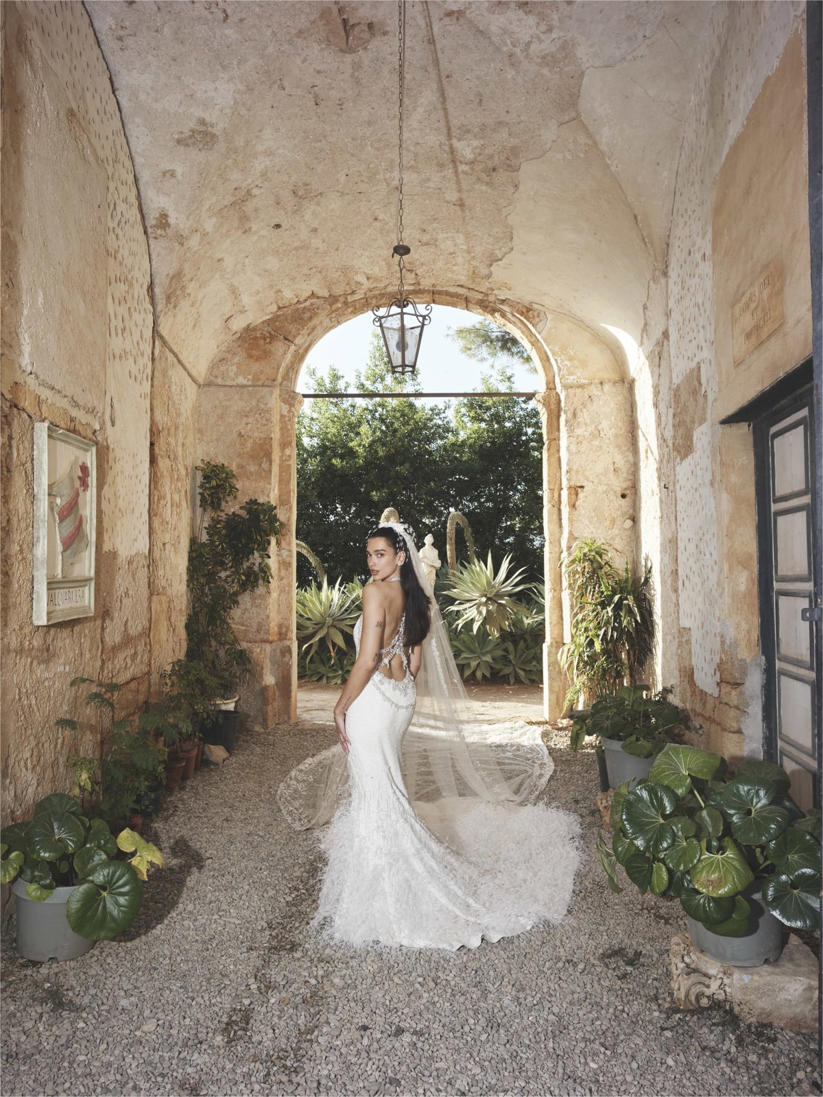 Dua Lipas Chanel-Hochzeitskleid setzt Braut-Trend 2026Dua Lipas Chanel-Hochzeitskleid setzt Braut-Trend 2026