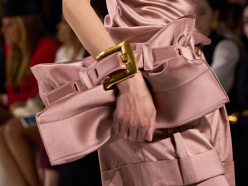 Überraschung! "Satin Bags" zählen zu den wichtigsten Taschen-Trends im Sommer 2026