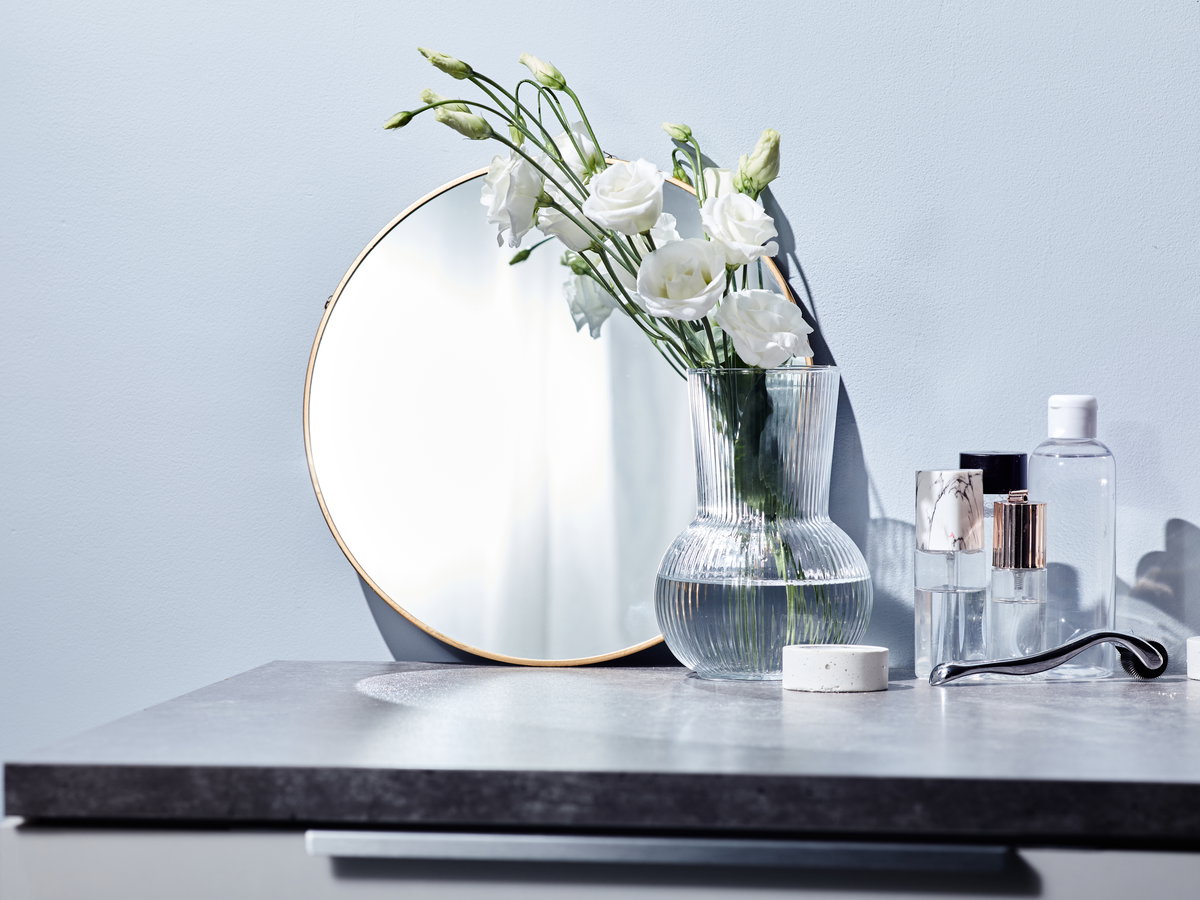 Skincare beinhaltet nicht nur Pflegeprodukte, sondern auch Gadgets wie LED-Masken.