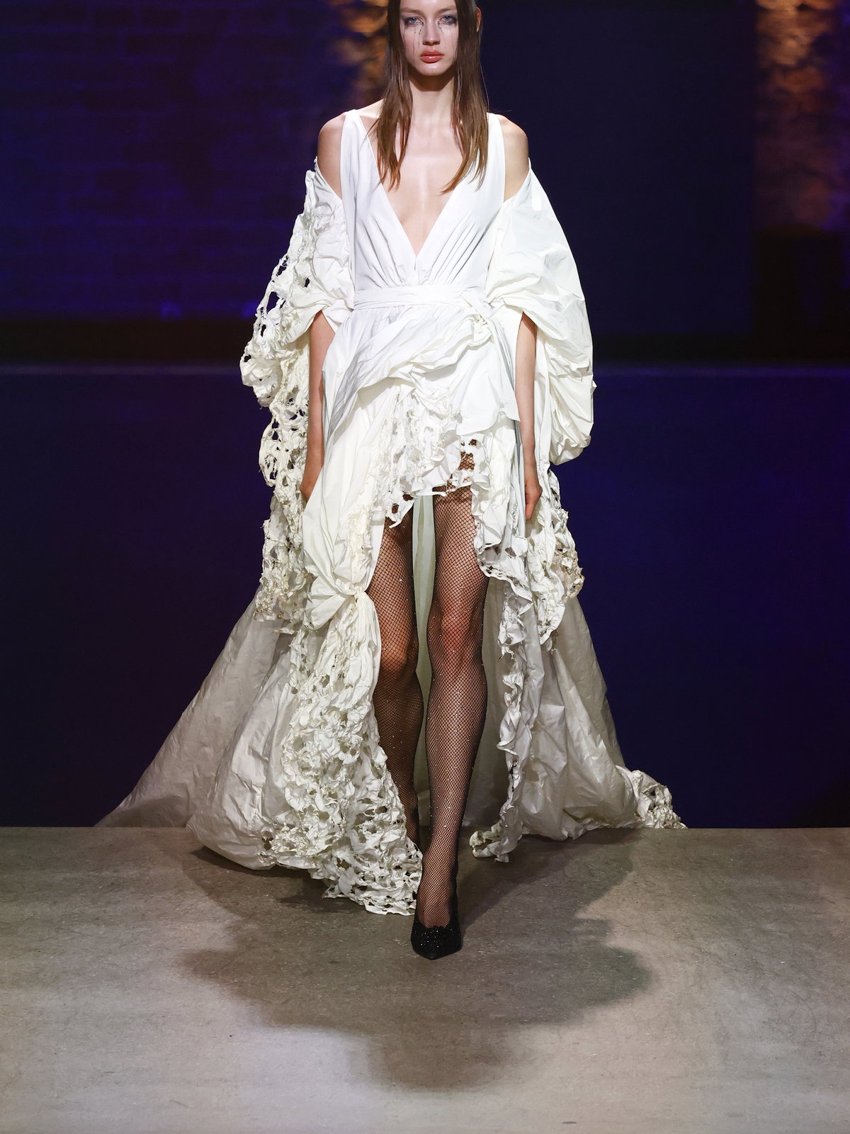 Ein blondes Model in einem weißen Hochzeitskleid