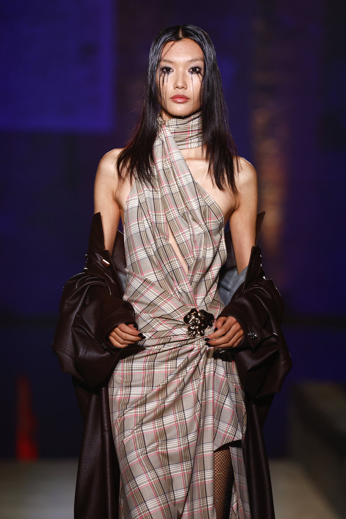 Model in einem Tartan-gemusterten