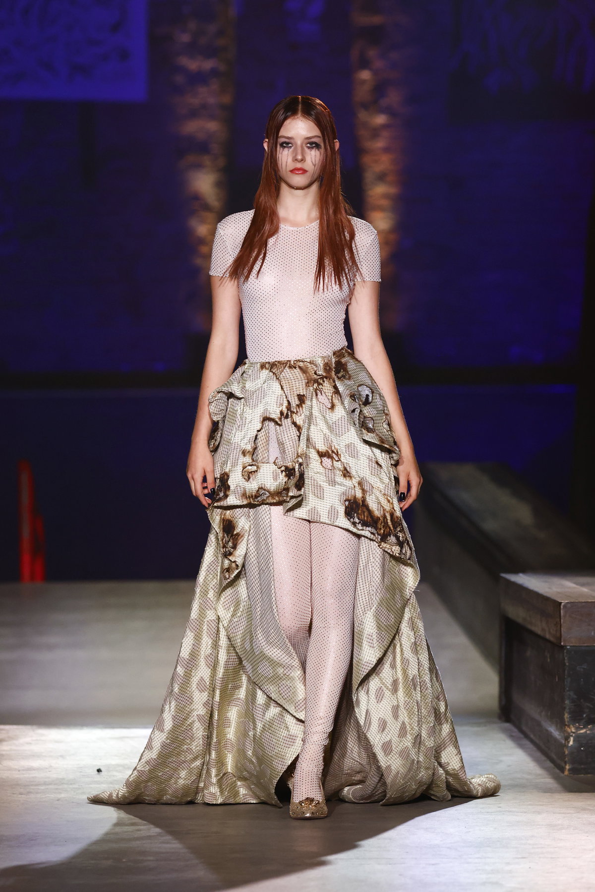 Model in einem strassbesetzten Body und fließendem Rock