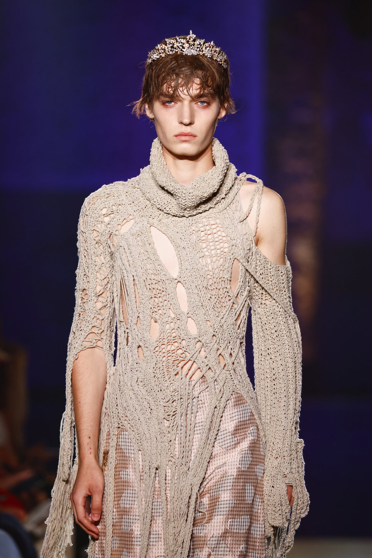 Model in einem Destroyed-Strickteil