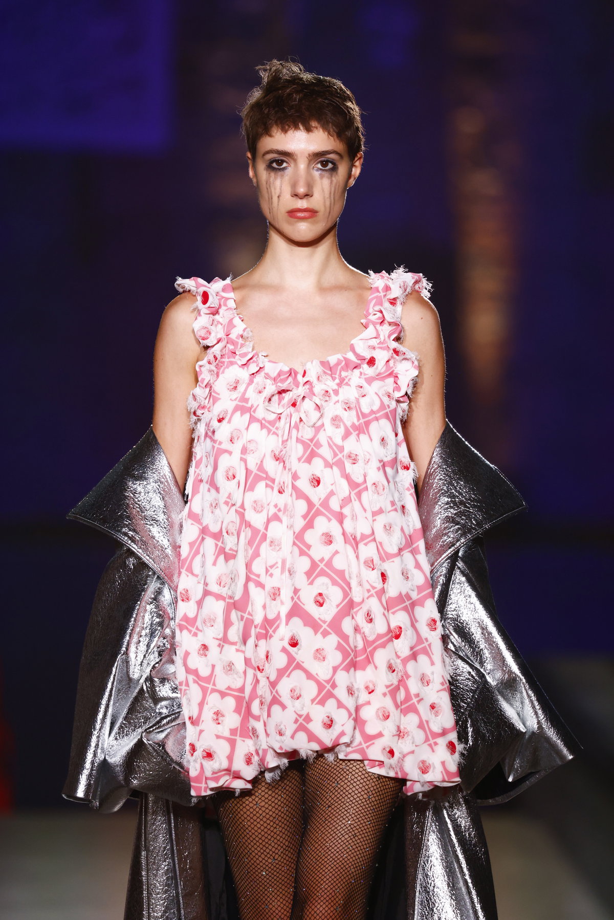 Model in einem Babydoll-Kleid