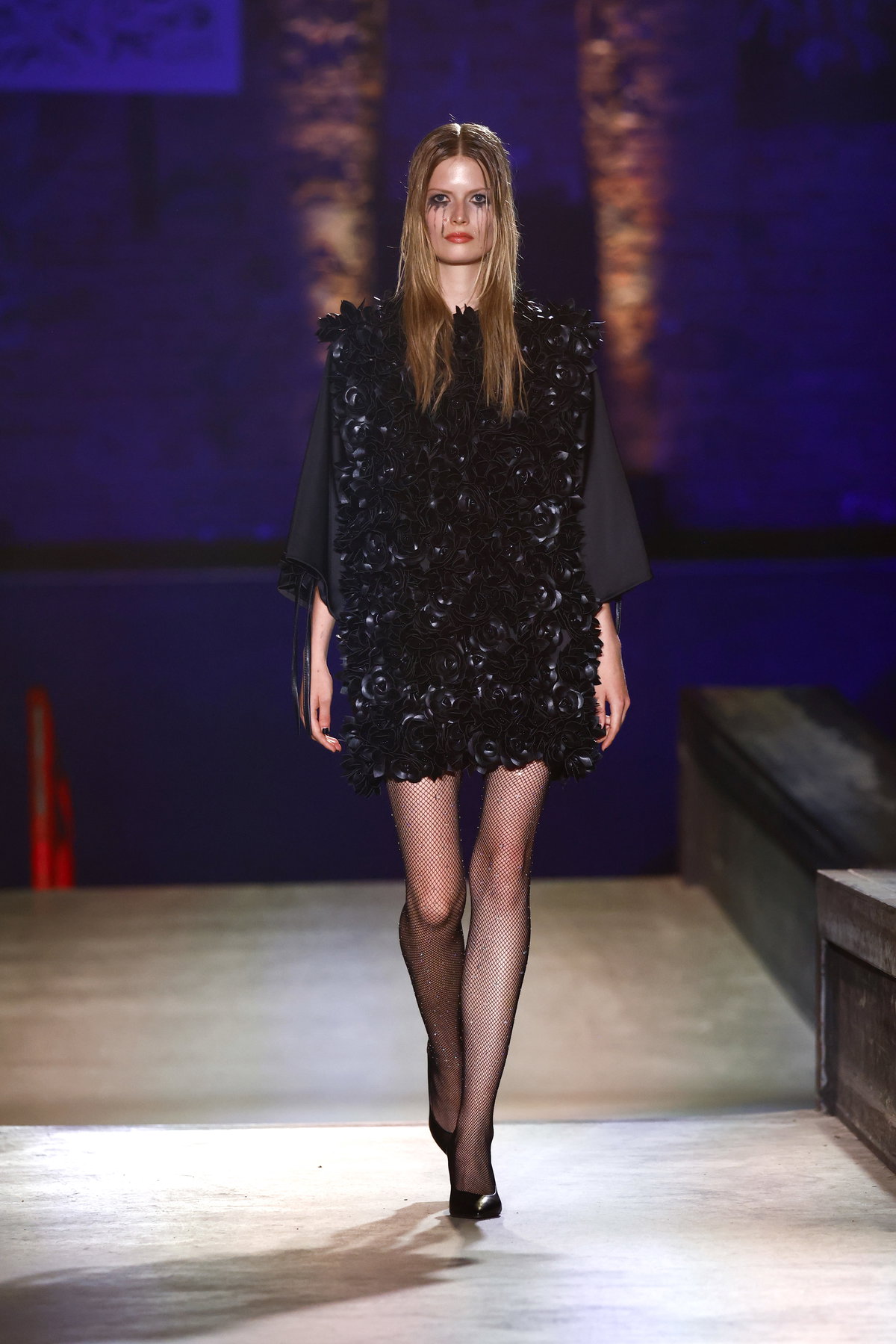 Model in einem Kleid voller 3D-Blüten
