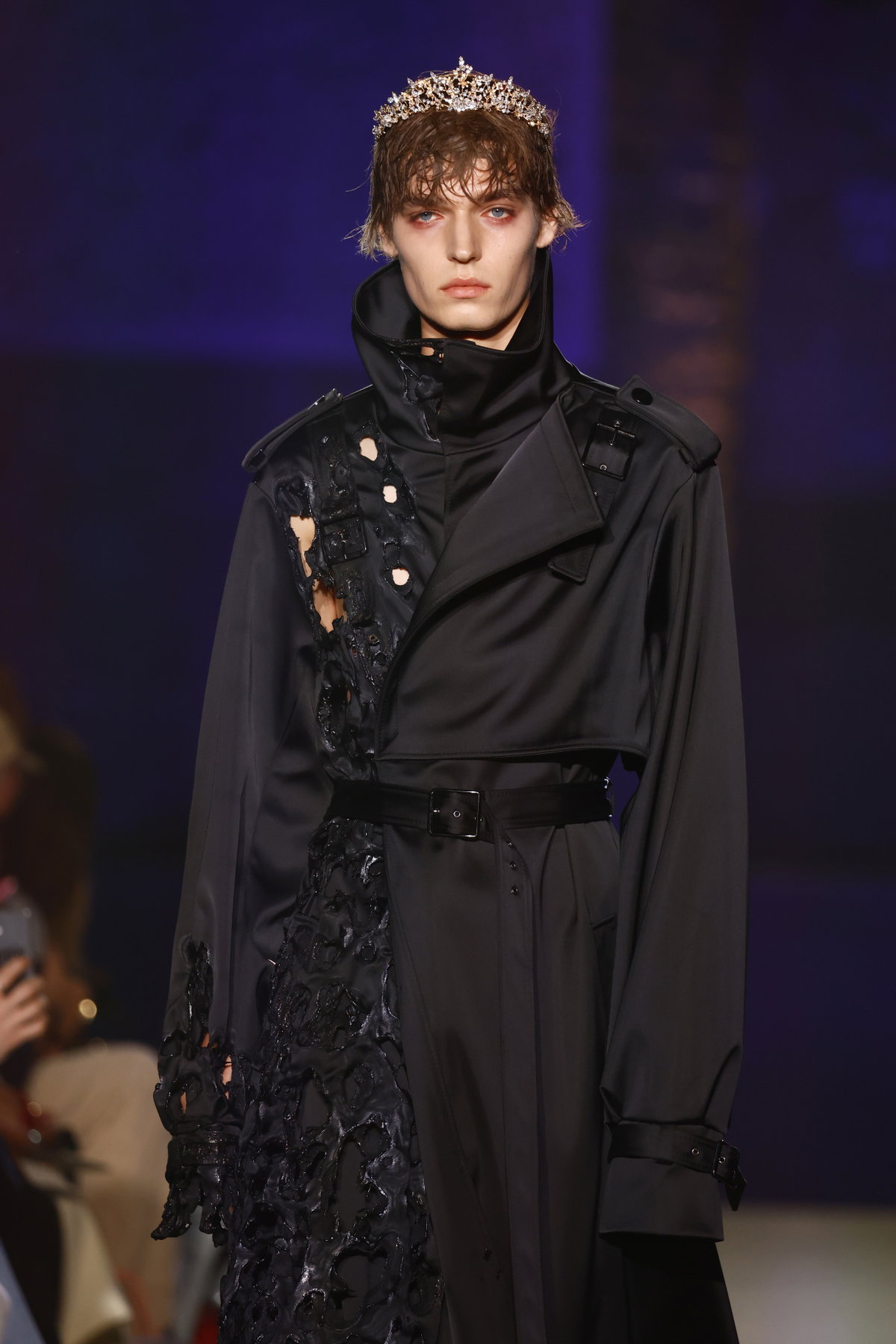 Model in einem schwarzen Trenchcoat