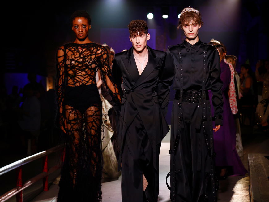 Kilian Kerner auf dem Runway mit zwei Models