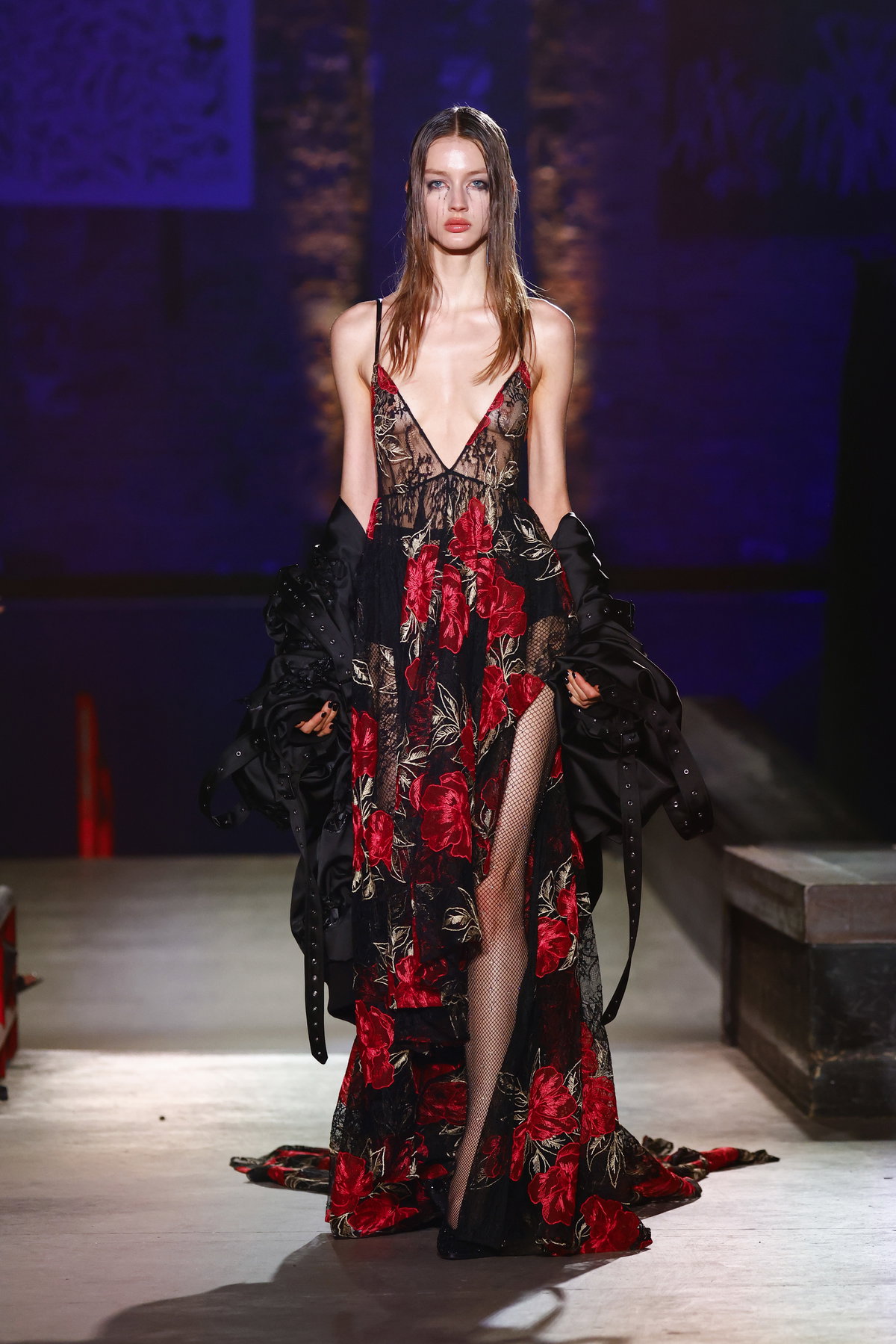 Ein Model in einem rot-schwarzen Kleid