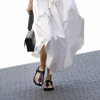 Modeprofis setzen auf die "Gizeh" von Birkenstock für einen edlen Look im Sommer 2026