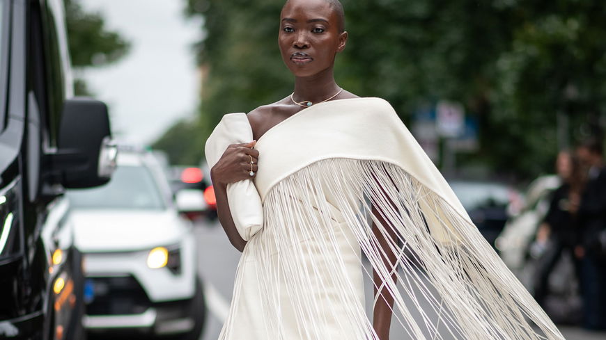 Dieses H&M-Cape-Kleid sieht aus wie aus einer französischen Luxus-Boutique