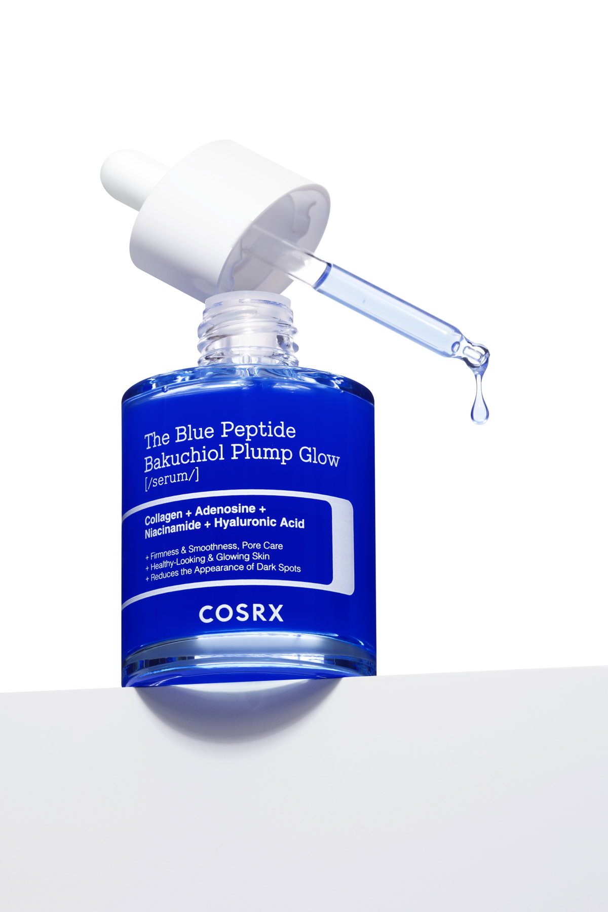 Blau, hochwirksam und der Traum für straffe Haut: Das COSRX "The Blue Peptide Bakuchiol Plump Glow Serum" ist die Antwort auf müde Skin-Days! Getrieben von Kupfer-Peptiden und Bakuchiol – der sanften Retinol-Alternative – trifft hier High-Tech-Skincare auf maximale Verträglichkeit. Der Mix aus Kollagen, Niacinamid und Hyaluron polstert die Haut von innen heraus auf, verfeinert die Poren und verleiht einen jugendlichen, frischen Teint, der auffällt. Das Resultat: Eine sichtbar gefestigte Haut mit dem begehrten Dewy-Glow.