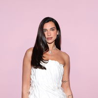 Dua Lipas two-toned Ballerinas von Chanel sind der Schuh-Trend der "Cool Girls" 2026