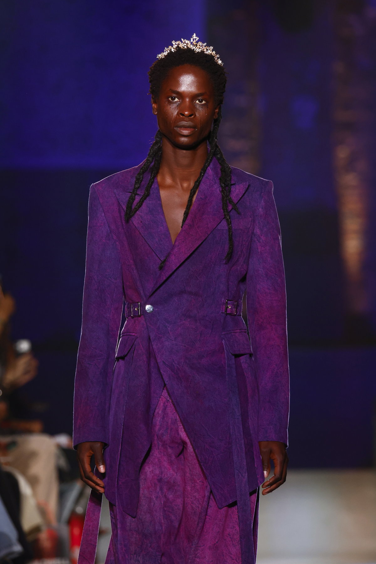 Model in einem lilanen Blazer