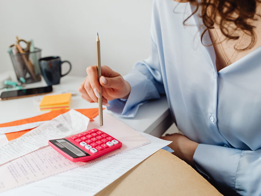 Eine Frau macht ihre Finanzen
