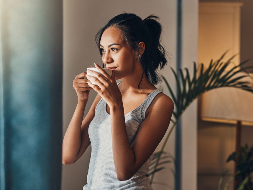 Eine Frau trinkt ihren Kaffee