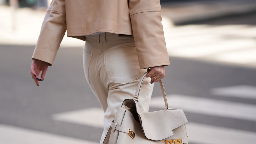 Die beigefarbene Handtasche von Marc O'Polo sieht aus wie ein Designerstück