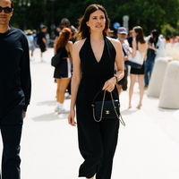 Dieses schwarze Kleid von MANGO sieht nach purem Luxus aus