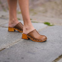 Sommer als Schuh: Die schönen Sézane-Clogs werten jeden Look auf