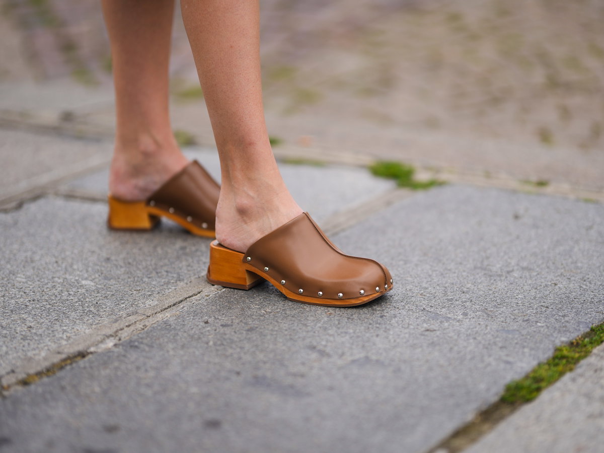 Sommer als Schuh: Die Sézane-Clogs werten jeden Look auf