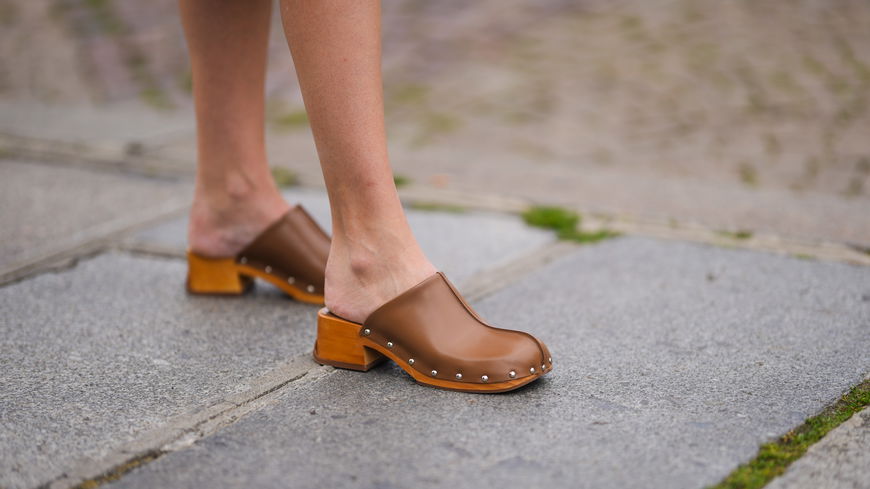 Sommer als Schuh: Die schönen Sézane-Clogs werten jeden Look auf