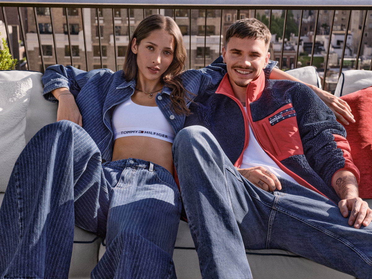 Für die Herbstkampagne 2026 präsentiert Tommy Hilfiger Romeo Beckham unter dem Motto "Always Denim" als Gesicht der neuen Kollektion! Vor der Kulisse des renommierten The Mark Hotel in New York verkörpert der Sohn von David und Victoria Beckham gemeinsam mit Topmodel Yasmin Wijnaldum eine frische Interpretation des zeitlosen "Classic American Cool". Die Kollektion feiert die Vielseitigkeit von Denim durch ein breites Spektrum an Passformen und Waschungen – von entspannten Baggy-Jeans im 90er-Jahre-Stil bis hin zu modernen, figurbetonten Schnitten für Damen.