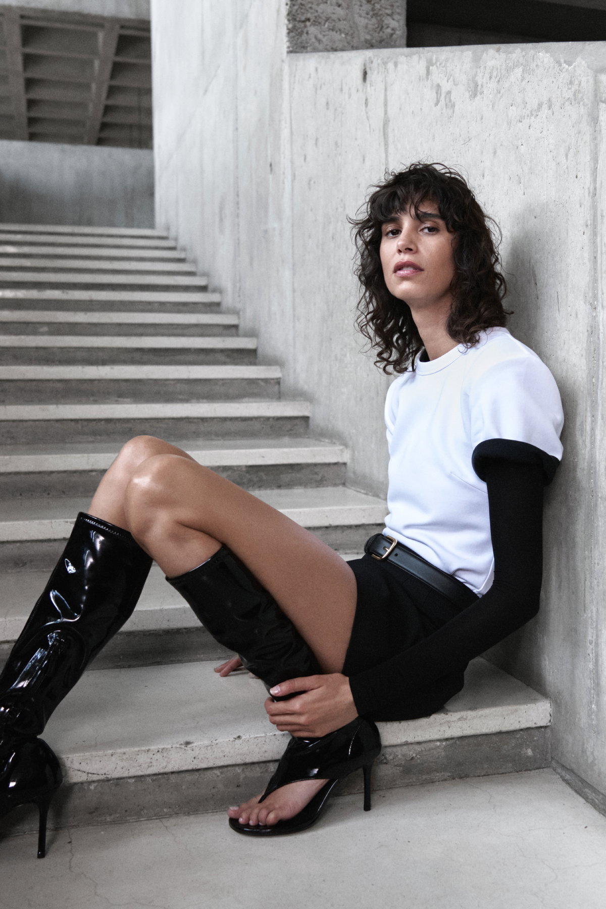 Das absolute Trend-Statement: Die High-Gloss Thong-Boots verleihen dem cleanen Schwarz-Weiß-Look einen kompromisslosen, edgy High-Fashion-Twist.