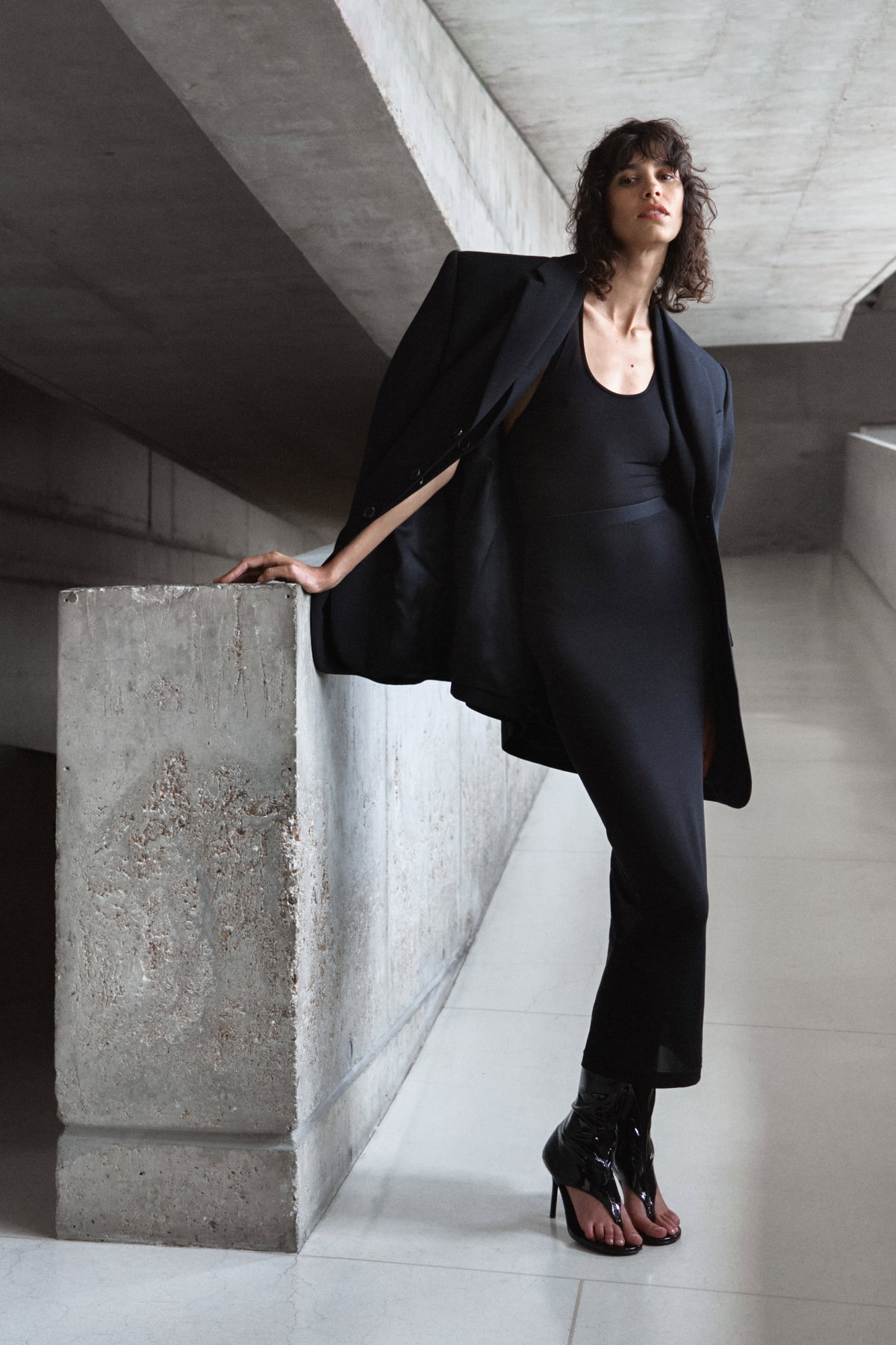 Das figurbetonte Maxi-Kleid wird mit dem lässig über die Schultern geworfenen Power-Blazer zum perfekten Evening-Look.