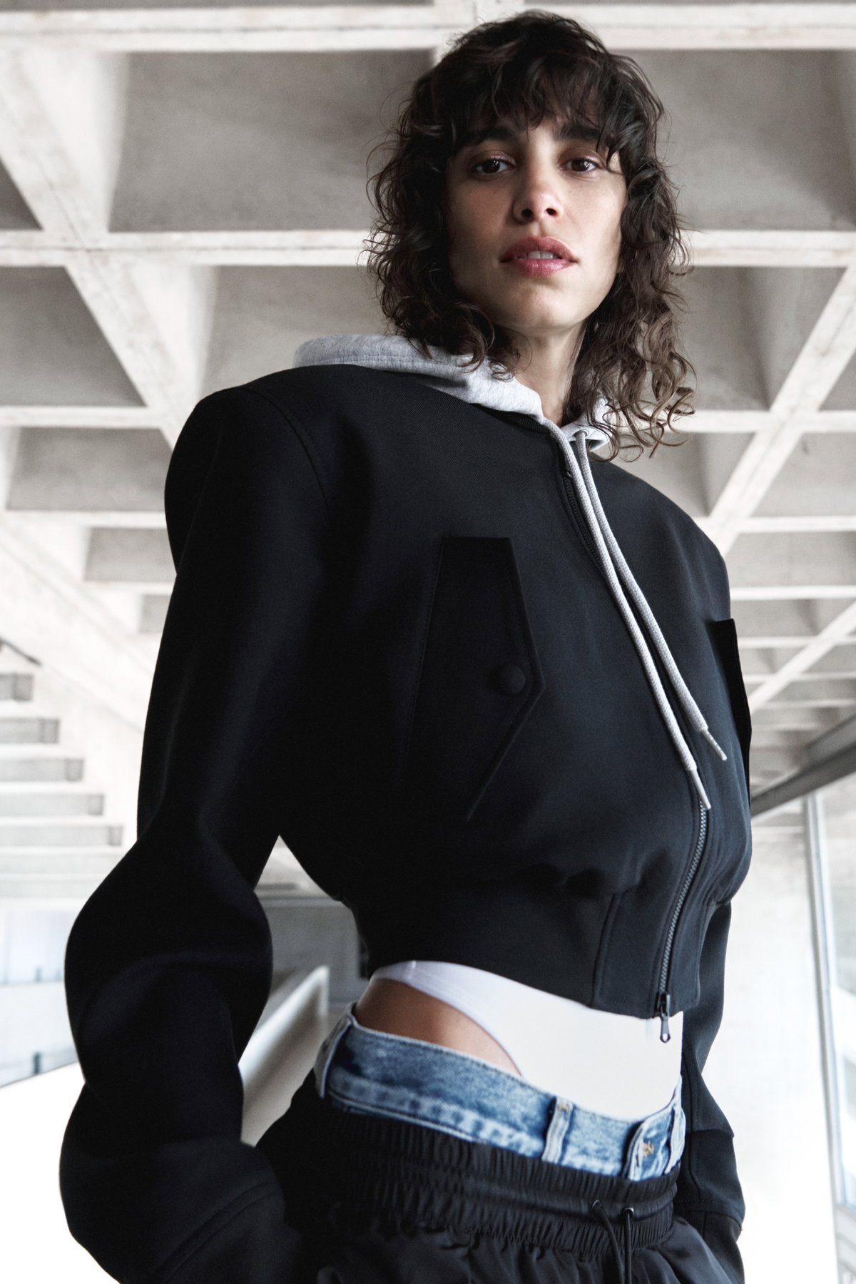 Cropped, strukturiert und mit prägnanter Silhouette – Luxus-Loungewear neu definiert.