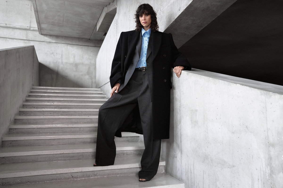 So geht modernes Power-Dressing: Die präzisen Silhouetten und starken Schultern der WARDROBE.NYC Kollektion für H&M lassen sich mühelos übereinander stylen.