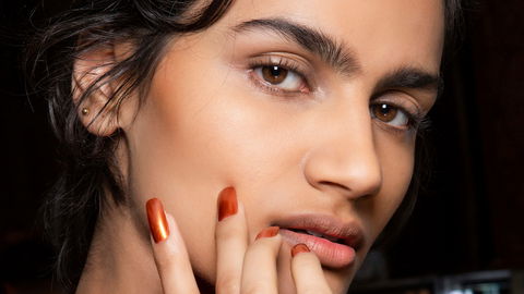 "Amber Nails" sind die edelste Maniküre für die Übergangszeit 2026