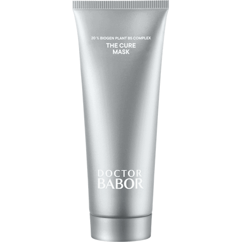 BABOR "The Cure Mask": Diese Maske aus der DOCTOR BABOR-Linie hat uns mit ihrem 20-prozentigen Biogen Plant B5 Complex sofort überzeugt: Glykolsäure und Betain kümmern sich um fahle, unebene Haut, während Sheabutter, Squalan und Mandelöl für ordentlich Feuchtigkeit sorgen. Das Beste daran ist die Flexibilität – dünn aufgetragen funktioniert sie tagsüber unter Make-up, in einer großzügigeren Schicht wird sie zur Nachtpflege. Entwickelt und produziert wird sie in den BABOR-Laboren in Aachen, ganz nach dem hauseigenen "Conscious Standard". Für uns ein Pflegeritual, das sich nach echtem Luxus anfühlt.