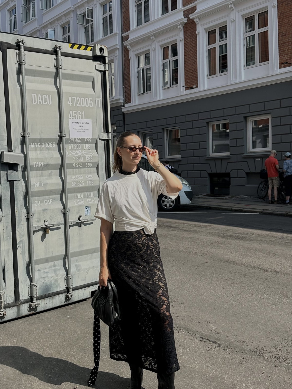 Was bei Sonnenschein in Kopenhagen nicht fehlen darf? Meine Sonnenbrille von Jimmy Fairly – ein zeitloses Modell, das sich zu jedem meiner drei Looks tragen lässt.