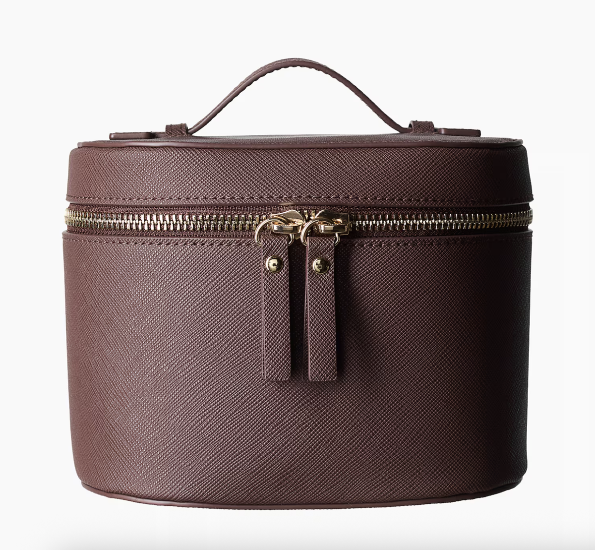 Kastenförmige Kulturtasche von H&M: Diese kastenförmige Kulturtasche aus beschichtetem Material mit Griff und praktischem Zweiwege-Reißverschluss hat sich als unser neuer Reisebegleiter etabliert. Ein Innenfach sorgt für Ordnung zwischen Bürste, Cremetiegeln und Fläschchen. In dezentem Braun wirkt sie zeitlos und lässt sich mit fast jedem Reisegepäck kombinieren. Klein, aber unverzichtbar für jeden Wochenendtrip.