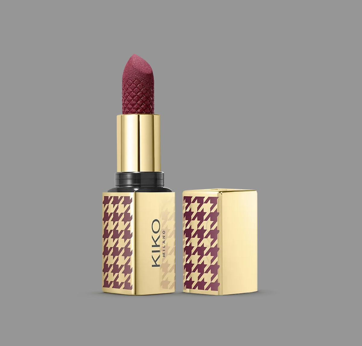 KIKO "Matte Diaries Matte-à-Porter Lipstick": Mattes 90er-Feeling trifft auf eine feuchtigkeitsspendende Formel mit Murumuru-Butter – genau das verspricht dieser Lippenstift aus der limitierten Matte-Diaries-Kollektion. Im Ton Uptown Burgundy überzeugt er mit intensiver Farbe vom ersten Auftragen an und einer angenehm cremigen Textur. Die goldfarbene Verpackung mit Hahnentrittmuster macht optisch ordentlich was her. Kombiniert mit dem passenden Lipliner wird daraus unsere neue Lieblingskombi für den Herbst.
