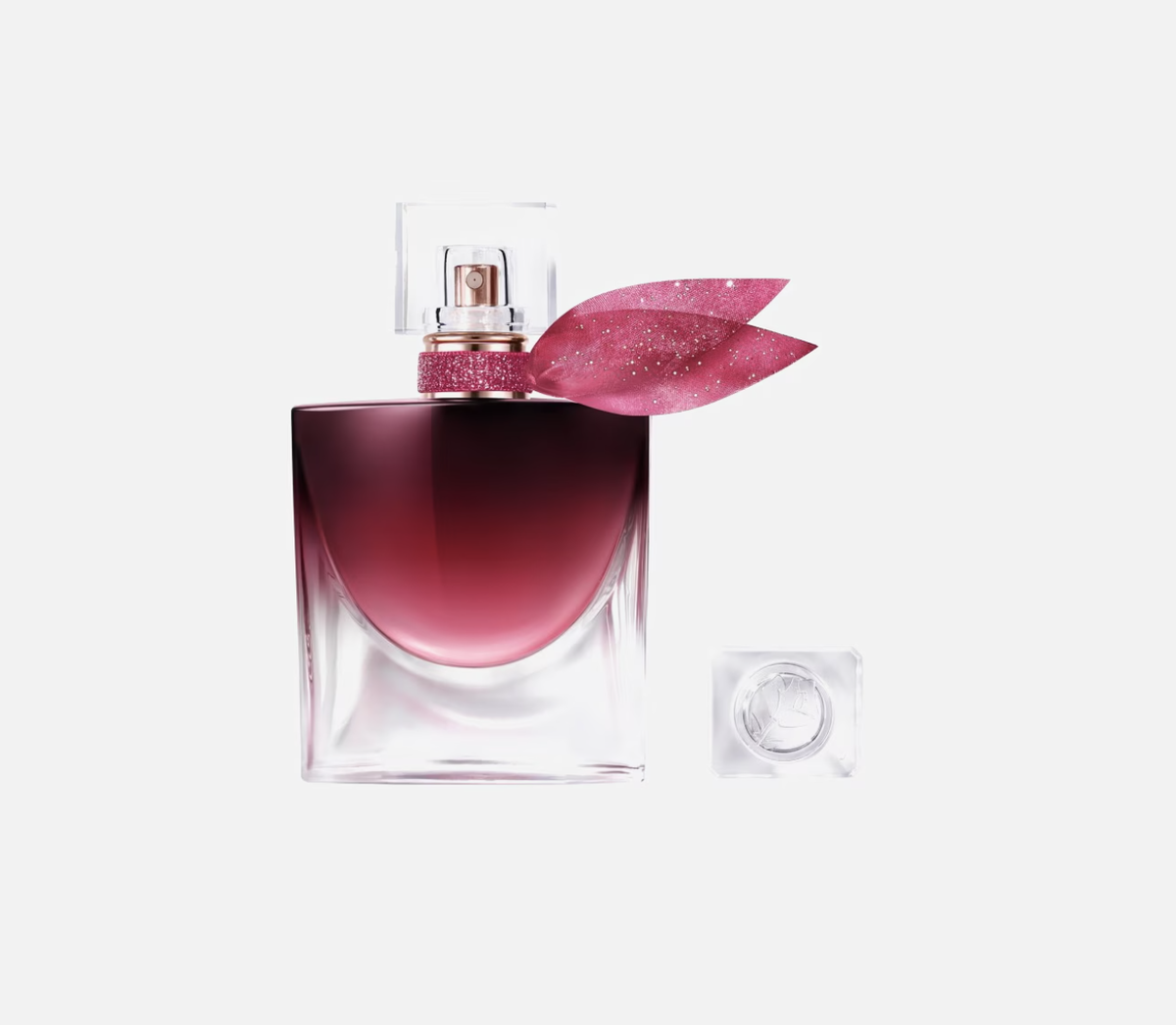 Und dann ist da noch der Duft, der den Trend im Namen trägt: "La vie est belle L'Elixir Very Cherry" von Lancôme stellt die Kirsche ganz offiziell in den Mittelpunkt und kombiniert sie mit holzigen Oud-Nuancen und Veilchen – verspielt und raffiniert zugleich, mit einer Sillage, die lange auf der Haut bleibt. Ein neuer Duft, der beweist, dass Cherry diesen Herbst wirklich überall ankommt.