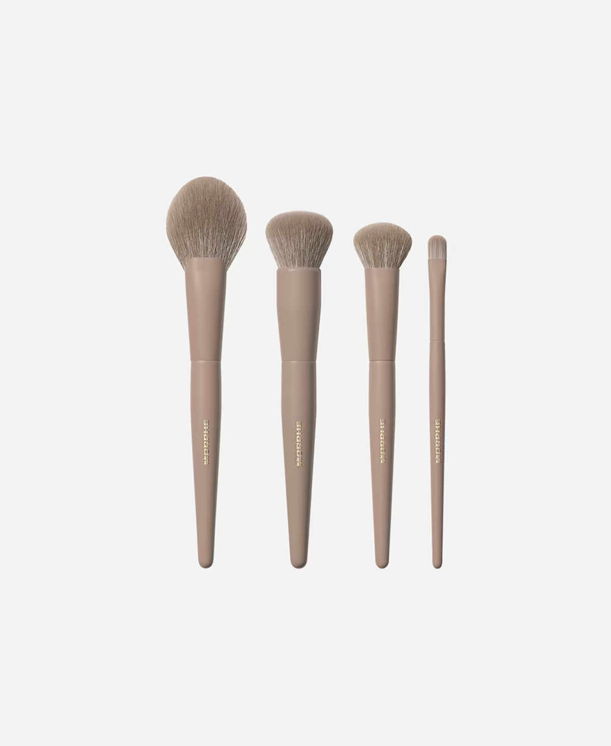 Morphe "Iced Mocha 4-Piece Face": Dieses limitierte Pinsel-Set hat unsere Beauty-Routine spürbar präziser gemacht. Die vier Gesichtspinsel plus Blender-Schwamm punkten mit dichten, antibakteriellen Borsten dank Silber-Ionen-Technologie – weniger Ausfransen, weniger Bakterien, hygienischere Anwendung. Inklusive passendem Reiseetui lässt sich das Set auch bequem mit in den Urlaub nehmen. Ein kleines Investment, das sich im Alltag spürbar auszahlt.
