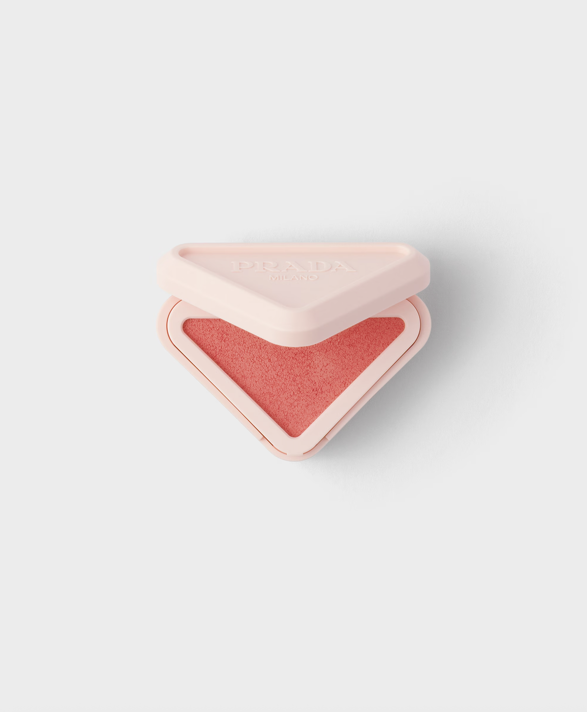 Prada "Touch Creme-zu-Puder-Blush": Ein Produkt, zwei Anwendungen: Prada Touch lässt sich sowohl auf die Wangen als auch auf die Lippen auftragen und verwandelt sich beim Auftragen von einer cremigen Textur in ein samtig-mattes Finish. Die Deckkraft ist wunderbar aufbaubar, vom zarten Frischekick bis zum kräftigeren Farbauftrag. Im Ton Peach sorgt sie für einen frischen, gesund wirkenden Glow, der uns den ganzen Tag über begleitet hat.