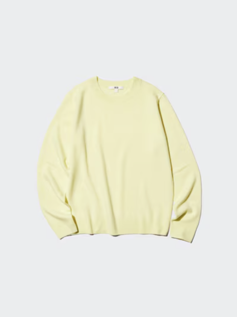 Kaschmir Pullover von Uniqlo: Auch wenn der August noch nach Sommer schmeckt – dieser Kaschmirpullover ist bereits jetzt unser Investment für den Übergang. Zu 100% aus Kaschmir gefertigt, überzeugt er mit einem leicht lockeren Basic-Schnitt und einer angenehm leichten, warmen Haptik. Erhältlich in einer riesigen Farbpalette von Gelb über Grau bis Dunkellila. Handwäsche vorausgesetzt, begleitet er uns hoffentlich viele Saisons lang.
