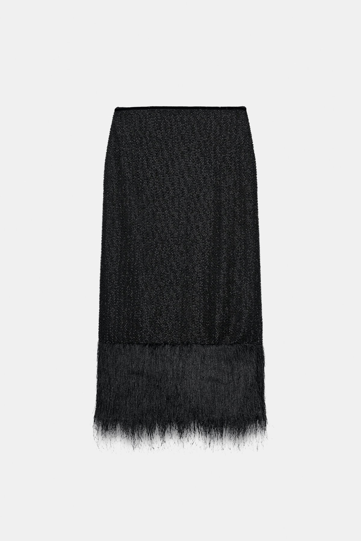 Rock mit Schmuckperlen von Zara: Aus der ZW Collection stammt dieser gerade geschnittene Rock mit mittelhohem Bund, aufwendiger Perlenapplikation und farblich abgestimmten Fransen. Ein Statement-Piece, das im schlichten Schwarz erstaunlich vielseitig zu kombinieren ist. Für uns das Teil, das jeden Basic-Look sofort aufwertet.